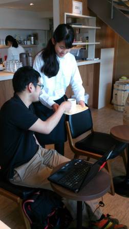 コーヒーのサーブ