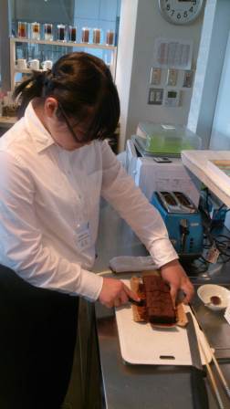 職場体験でパウンドを切るところ