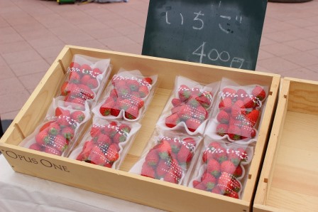 千葉西口マルシェ・イチゴ販売